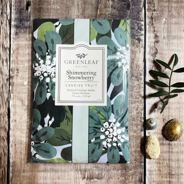 Greenleaf Sachet Shimmering Snowberry: Elevate your surroundings with the enchanting aroma of Shimmering Snowberry. Featuring a captivating mix of juicy berries, seasonal blooms, and warm vanilla, this sachet brings a cozy, wintery charm to any room.